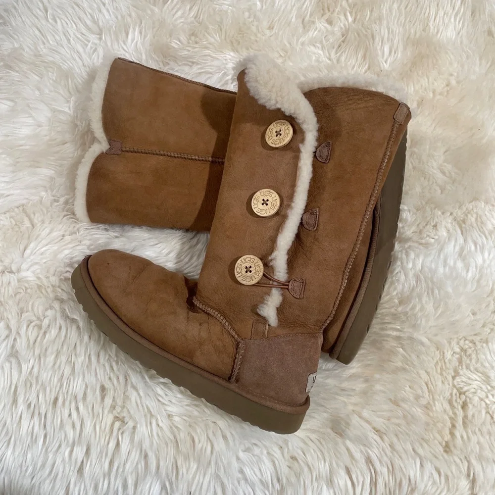 UGG Australia Women's Bailey Button Triplet II Size 10